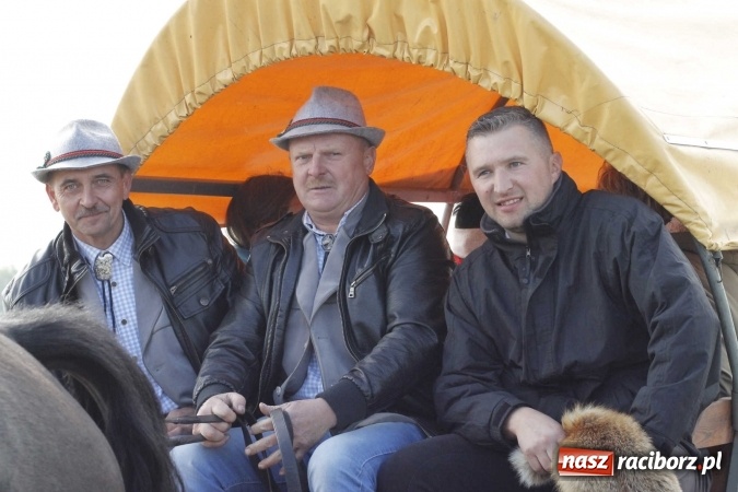 Zdjęcie w galerii na portalu naszraciborz.pl: Na żerdzińskim Hubertusie pogoda sprzyja wiadomości z regionu