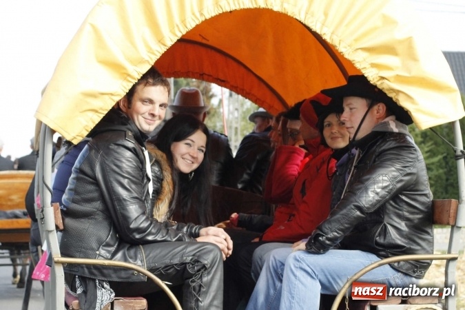 Zdjęcie w galerii na portalu naszraciborz.pl: Na żerdzińskim Hubertusie pogoda sprzyja wiadomości z regionu