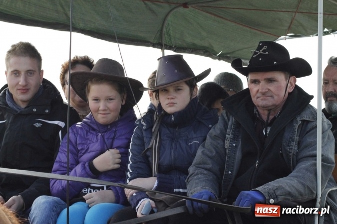 Zdjęcie w galerii na portalu naszraciborz.pl: Na żerdzińskim Hubertusie pogoda sprzyja wiadomości z regionu