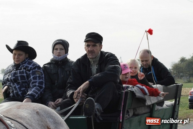 Zdjęcie w galerii na portalu naszraciborz.pl: Na żerdzińskim Hubertusie pogoda sprzyja wiadomości z regionu