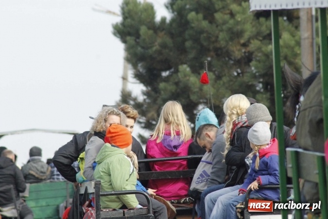 Zdjęcie w galerii na portalu naszraciborz.pl: Na żerdzińskim Hubertusie pogoda sprzyja wiadomości z regionu