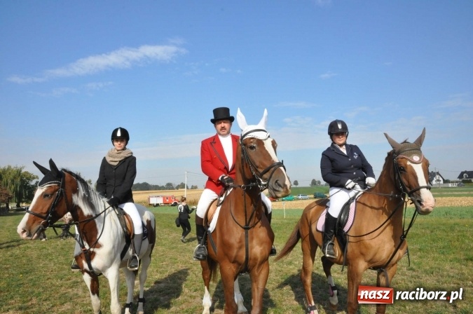 Zdjęcie w galerii na portalu naszraciborz.pl: Na żerdzińskim Hubertusie pogoda sprzyja wiadomości z regionu