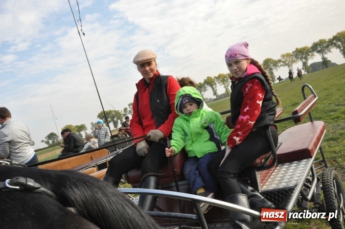 Zdjęcie w galerii na portalu naszraciborz.pl: Na żerdzińskim Hubertusie pogoda sprzyja wiadomości z regionu