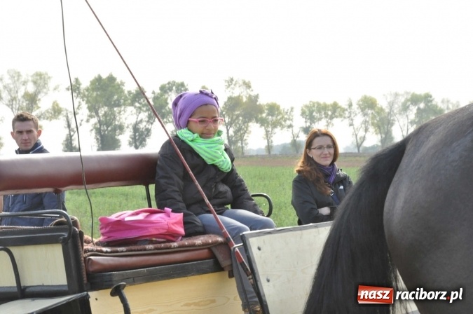 Zdjęcie w galerii na portalu naszraciborz.pl: Na żerdzińskim Hubertusie pogoda sprzyja wiadomości z regionu