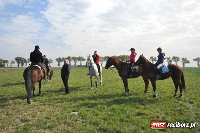 Zdjęcie w galerii na portalu naszraciborz.pl: Na żerdzińskim Hubertusie pogoda sprzyja wiadomości z regionu