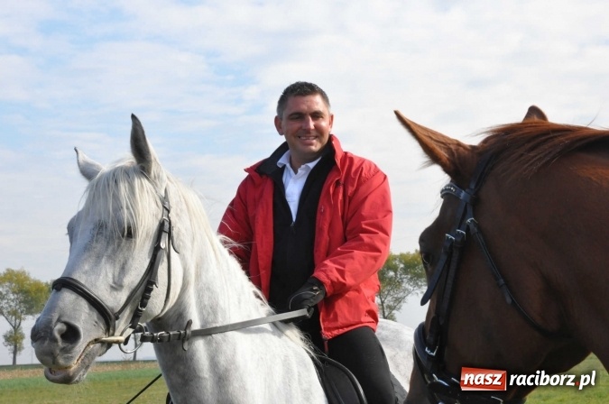 Zdjęcie w galerii na portalu naszraciborz.pl: Na żerdzińskim Hubertusie pogoda sprzyja wiadomości z regionu