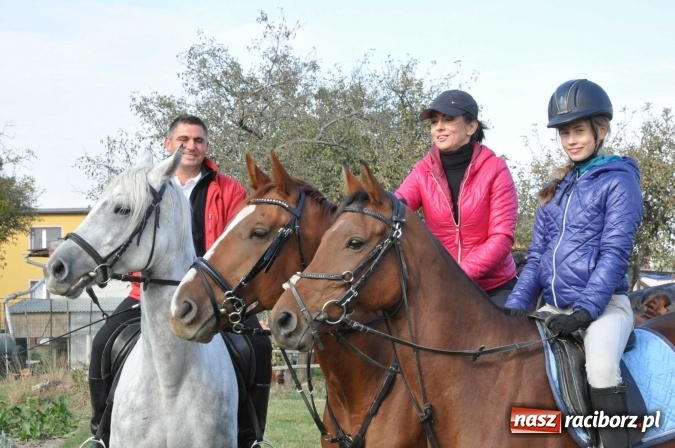 Zdjęcie w galerii na portalu naszraciborz.pl: Na żerdzińskim Hubertusie pogoda sprzyja wiadomości z regionu