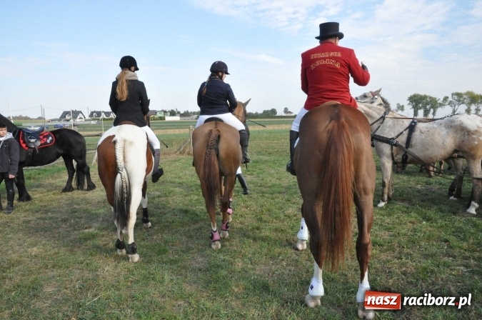 Zdjęcie w galerii na portalu naszraciborz.pl: Na żerdzińskim Hubertusie pogoda sprzyja wiadomości z regionu