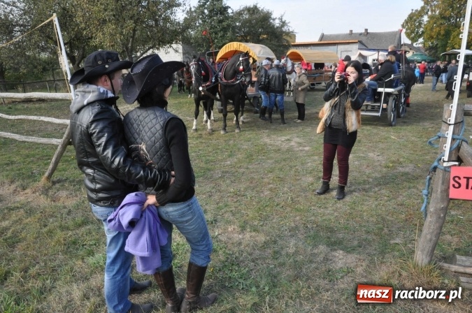 Zdjęcie w galerii na portalu naszraciborz.pl: Na żerdzińskim Hubertusie pogoda sprzyja wiadomości z regionu
