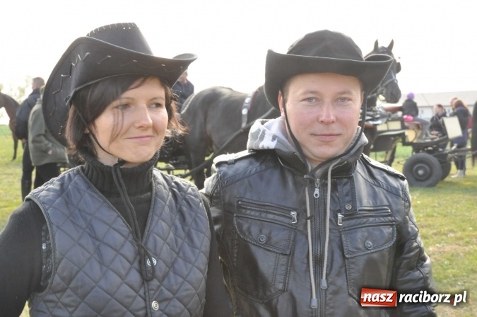 Zdjęcie w galerii na portalu naszraciborz.pl: Na żerdzińskim Hubertusie pogoda sprzyja wiadomości z regionu