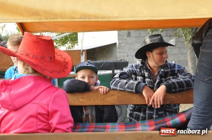 Zdjęcie w galerii na portalu naszraciborz.pl: Na żerdzińskim Hubertusie pogoda sprzyja wiadomości z regionu