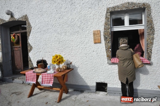 Zdjęcie w galerii na portalu naszraciborz.pl: Na żerdzińskim Hubertusie pogoda sprzyja wiadomości z regionu