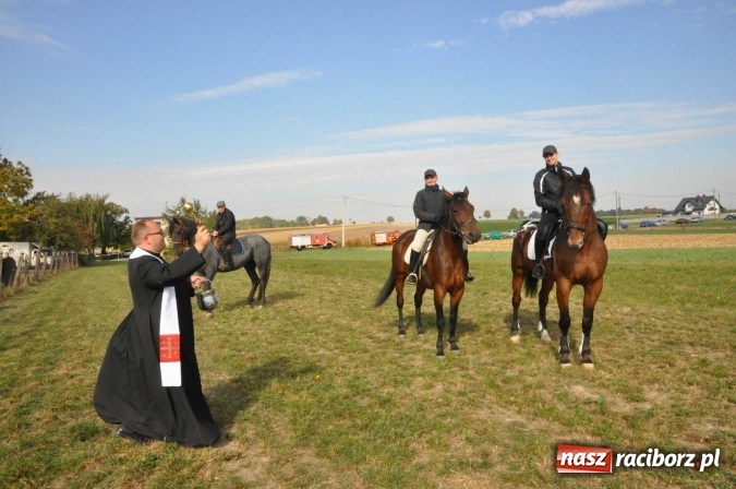 Zdjęcie w galerii na portalu naszraciborz.pl: Na żerdzińskim Hubertusie pogoda sprzyja wiadomości z regionu
