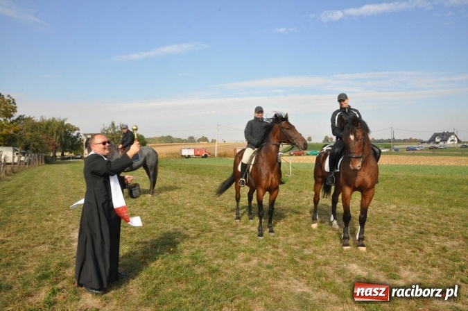 Zdjęcie w galerii na portalu naszraciborz.pl: Na żerdzińskim Hubertusie pogoda sprzyja wiadomości z regionu