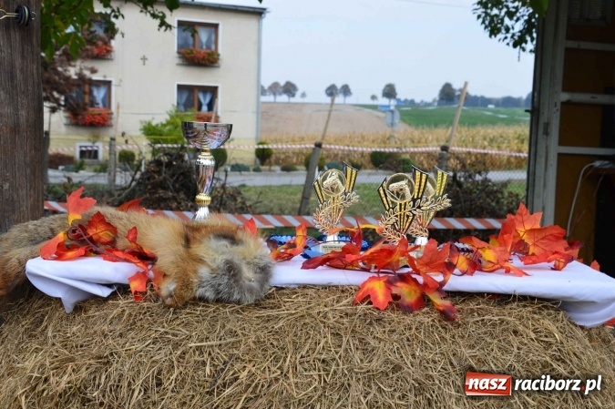 Zdjęcie w galerii na portalu naszraciborz.pl: Na żerdzińskim Hubertusie pogoda sprzyja wiadomości z regionu