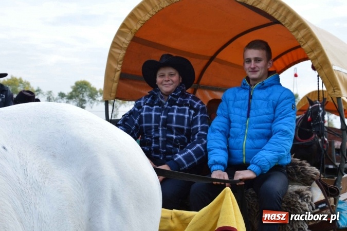 Zdjęcie w galerii na portalu naszraciborz.pl: Na żerdzińskim Hubertusie pogoda sprzyja wiadomości z regionu