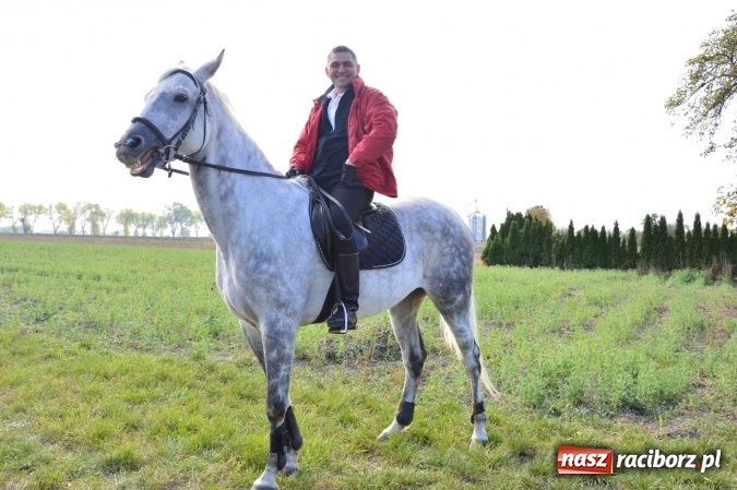 Zdjęcie w galerii na portalu naszraciborz.pl: Na żerdzińskim Hubertusie pogoda sprzyja wiadomości z regionu