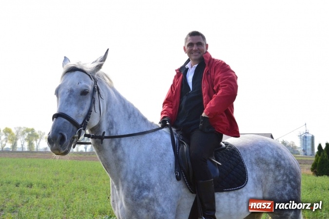 Zdjęcie w galerii na portalu naszraciborz.pl: Na żerdzińskim Hubertusie pogoda sprzyja wiadomości z regionu