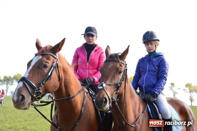 Zdjęcie w galerii na portalu naszraciborz.pl: Na żerdzińskim Hubertusie pogoda sprzyja wiadomości z regionu