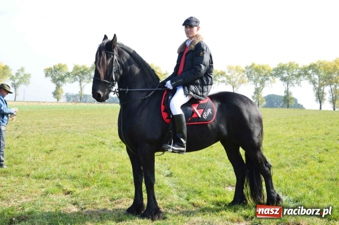 Zdjęcie w galerii na portalu naszraciborz.pl: Na żerdzińskim Hubertusie pogoda sprzyja wiadomości z regionu