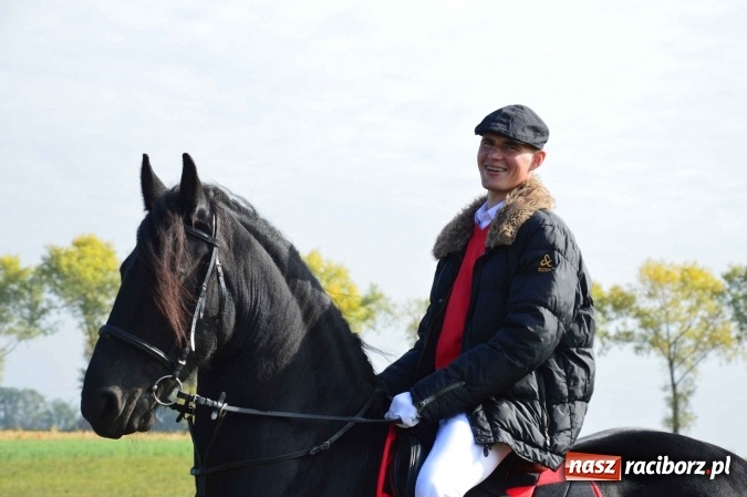 Zdjęcie w galerii na portalu naszraciborz.pl: Na żerdzińskim Hubertusie pogoda sprzyja wiadomości z regionu