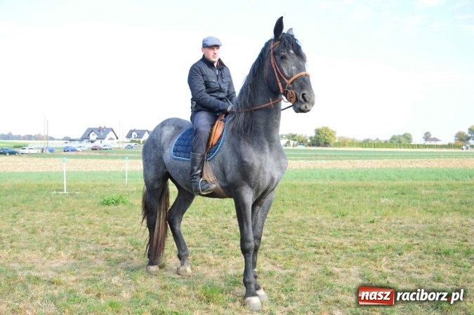 Zdjęcie w galerii na portalu naszraciborz.pl: Na żerdzińskim Hubertusie pogoda sprzyja wiadomości z regionu