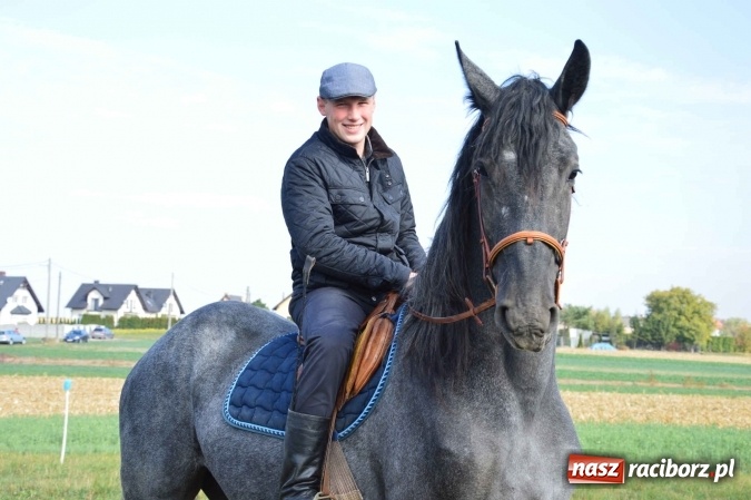 Zdjęcie w galerii na portalu naszraciborz.pl: Na żerdzińskim Hubertusie pogoda sprzyja wiadomości z regionu