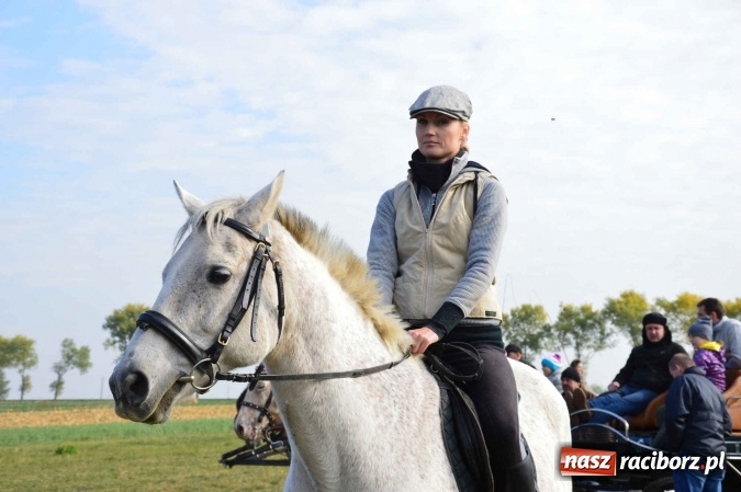 Zdjęcie w galerii na portalu naszraciborz.pl: Na żerdzińskim Hubertusie pogoda sprzyja wiadomości z regionu
