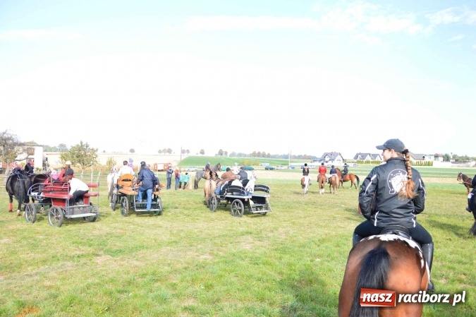 Zdjęcie w galerii na portalu naszraciborz.pl: Na żerdzińskim Hubertusie pogoda sprzyja wiadomości z regionu