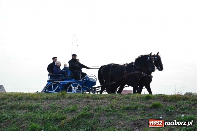 Zdjęcie w galerii na portalu naszraciborz.pl: Na żerdzińskim Hubertusie pogoda sprzyja wiadomości z regionu