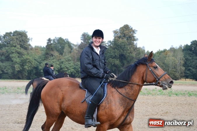 Zdjęcie w galerii na portalu naszraciborz.pl: Na żerdzińskim Hubertusie pogoda sprzyja wiadomości z regionu