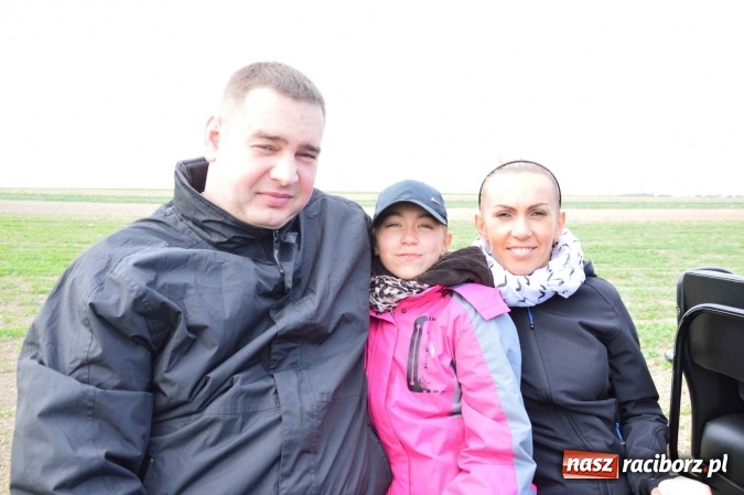 Zdjęcie w galerii na portalu naszraciborz.pl: Na żerdzińskim Hubertusie pogoda sprzyja wiadomości z regionu