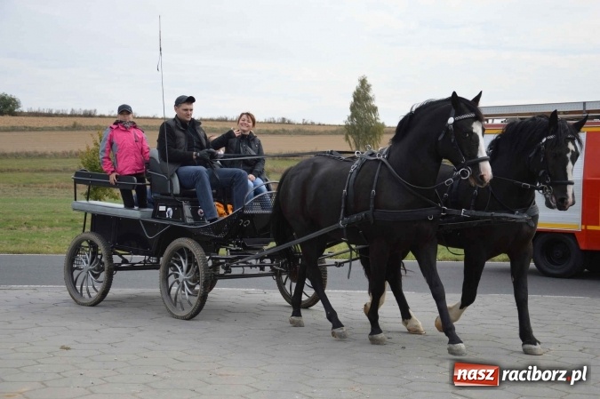 Zdjęcie w galerii na portalu naszraciborz.pl: Na żerdzińskim Hubertusie pogoda sprzyja wiadomości z regionu