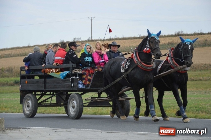 Zdjęcie w galerii na portalu naszraciborz.pl: Na żerdzińskim Hubertusie pogoda sprzyja wiadomości z regionu