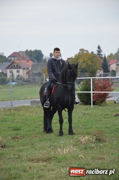 Zdjęcie w galerii na portalu naszraciborz.pl: Na żerdzińskim Hubertusie pogoda sprzyja wiadomości z regionu