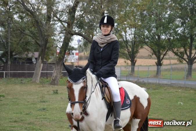 Zdjęcie w galerii na portalu naszraciborz.pl: Na żerdzińskim Hubertusie pogoda sprzyja wiadomości z regionu