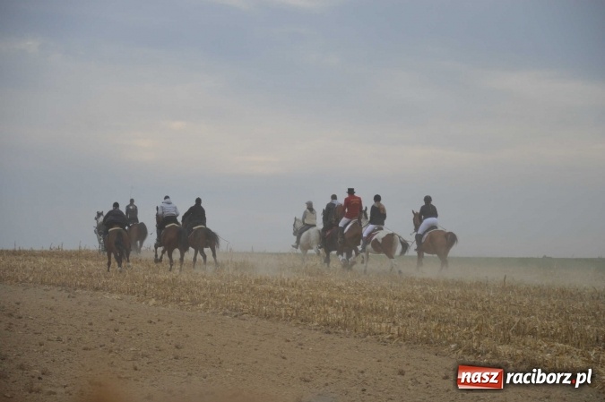 Zdjęcie w galerii na portalu naszraciborz.pl: Na żerdzińskim Hubertusie pogoda sprzyja wiadomości z regionu