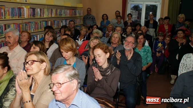 Zdjęcie w galerii na portalu naszraciborz.pl: Siesta z Marcinem Kydryńskim w bibliotece wiadomości z regionu
