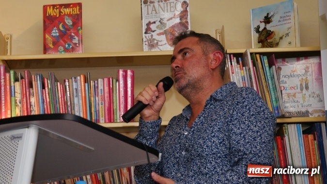 Zdjęcie w galerii na portalu naszraciborz.pl: Siesta z Marcinem Kydryńskim w bibliotece wiadomości z regionu