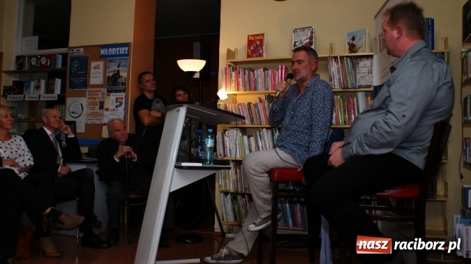Zdjęcie w galerii na portalu naszraciborz.pl: Siesta z Marcinem Kydryńskim w bibliotece wiadomości z regionu