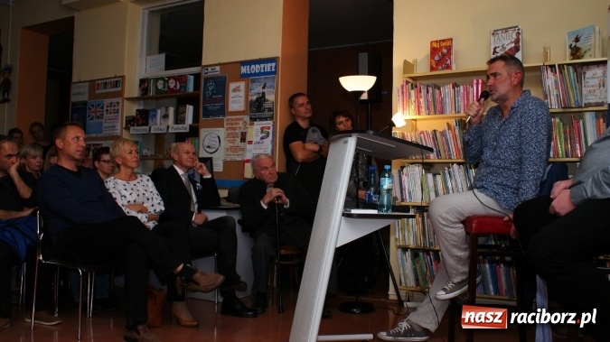 Zdjęcie w galerii na portalu naszraciborz.pl: Siesta z Marcinem Kydryńskim w bibliotece wiadomości z regionu