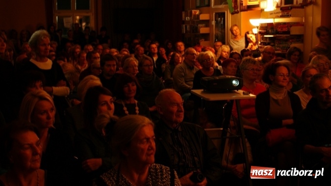 Zdjęcie w galerii na portalu naszraciborz.pl: Siesta z Marcinem Kydryńskim w bibliotece wiadomości z regionu