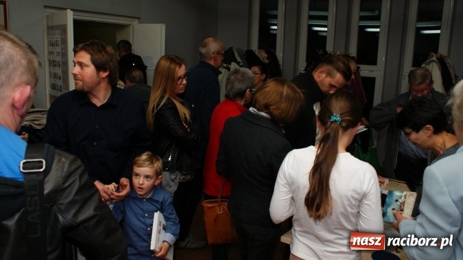 Zdjęcie w galerii na portalu naszraciborz.pl: Siesta z Marcinem Kydryńskim w bibliotece wiadomości z regionu