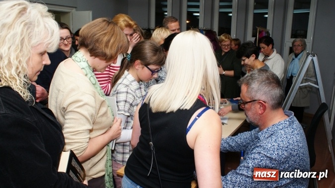 Zdjęcie w galerii na portalu naszraciborz.pl: Siesta z Marcinem Kydryńskim w bibliotece wiadomości z regionu