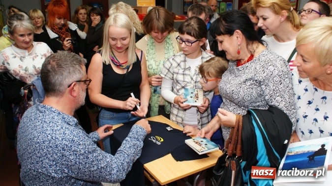 Zdjęcie w galerii na portalu naszraciborz.pl: Siesta z Marcinem Kydryńskim w bibliotece wiadomości z regionu