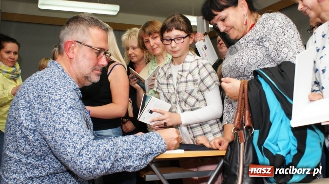 Zdjęcie w galerii na portalu naszraciborz.pl: Siesta z Marcinem Kydryńskim w bibliotece wiadomości z regionu