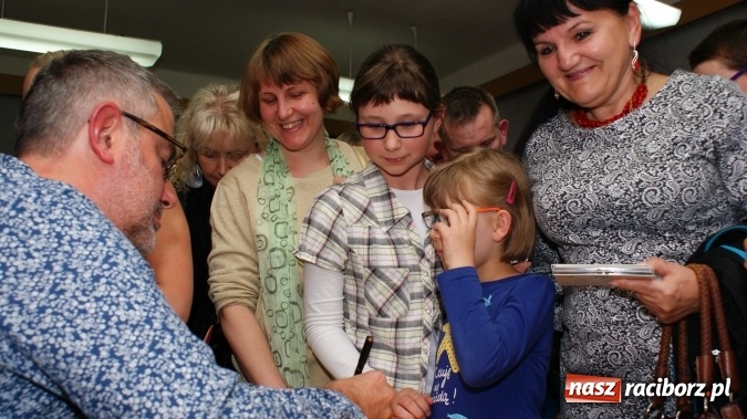 Zdjęcie w galerii na portalu naszraciborz.pl: Siesta z Marcinem Kydryńskim w bibliotece wiadomości z regionu
