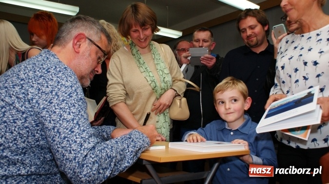 Zdjęcie w galerii na portalu naszraciborz.pl: Siesta z Marcinem Kydryńskim w bibliotece wiadomości z regionu