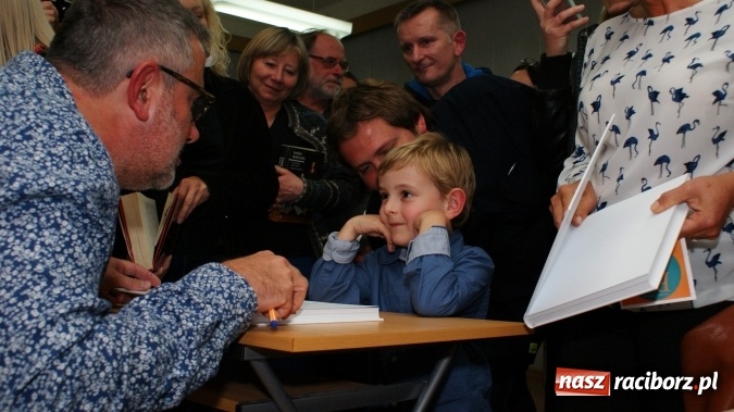 Zdjęcie w galerii na portalu naszraciborz.pl: Siesta z Marcinem Kydryńskim w bibliotece wiadomości z regionu