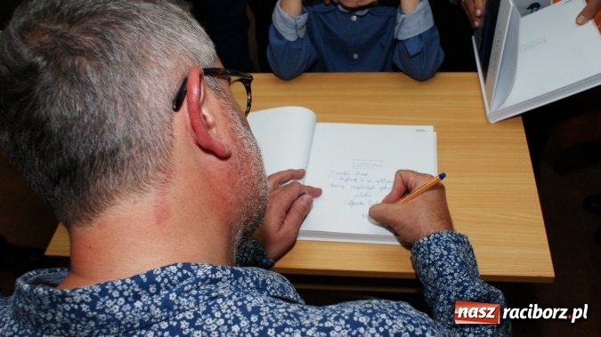Zdjęcie w galerii na portalu naszraciborz.pl: Siesta z Marcinem Kydryńskim w bibliotece wiadomości z regionu